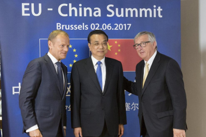 Donald Tusk, el primer ministro chino, Li Keqiang, y el jefe de la Comisión Europea, Jean-Claude Juncker.
