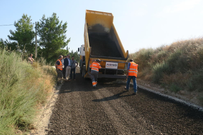 Imagen de los trabajos de pavimentación en este camino de l’Horta.