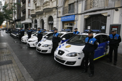 Miembros de la Policía Local, durante la tradicional parada del día de su patrona, Santa Cecília.