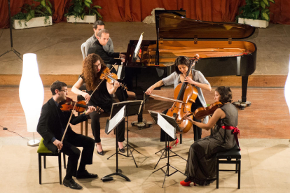Un moment del concert del Dalia Quartet i Santi Riu diumenge a l’Auditori de Cervera.