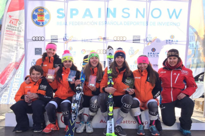 Els components de l’equip de competició del CEVA, amb els trofeus conquerits a Sierra Nevada.