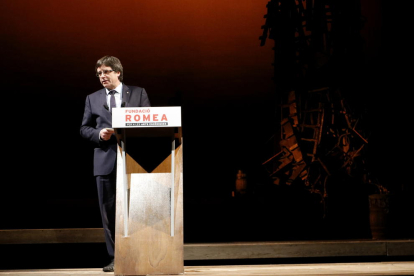 Puigdemont, ahir, en el moment de la conferència al teatre Romea de Barcelona.