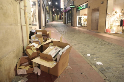 Les botigues de l’Eix Comercial deixen ara els cartrons al carrer a l’acabar la jornada.