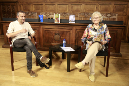 L’escriptor lleidatà Llorenç Capdevila va conversar amb Isabel-Clara Simó a la cita final del festival.