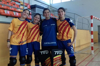 Las cuatro jugadoras del club que jugaron con la Catalana.