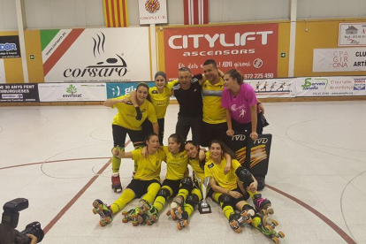 El ascenso del equipo a la OK Liga se celebró con emoción y alegría en la misma pista de Girona.