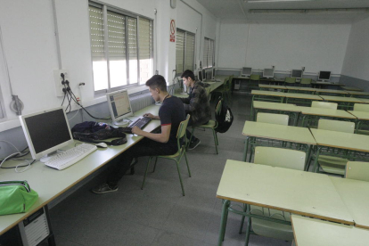Una aula gairebé buida en un institut, en l’última vaga.