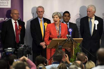Theresa May compareix per fer el seu discurs com a vencedora de les eleccions.