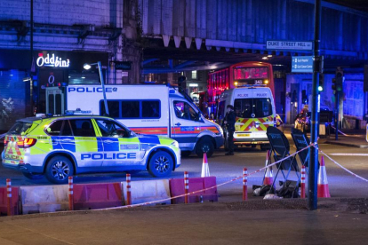 Imagen de la zona del London Bridge minutos después del atropello, con el despliegue de policías y ambulancias.