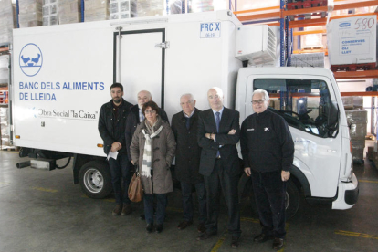 Presentación del nuevo camión frigorífico, ayer, en la sede del Banc dels Aliments de Lleida.