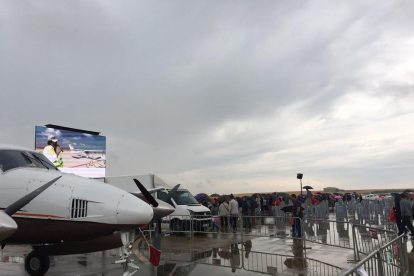 La lluvia desluce el festival aéreo que, pese a todo, reúne a mil personas