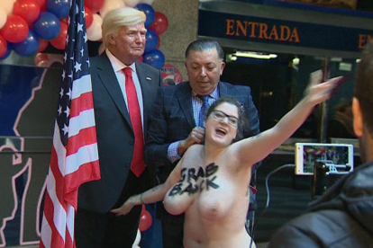 Protesta a Madrid ■ El Museu de Cera de Madrid va presentar ahir l’estàtua del nou president dels EUA, davant de la qual una activista de Femen, amb el pit descobert, va reclamar “agafar per les pilotes el patriarcat”.