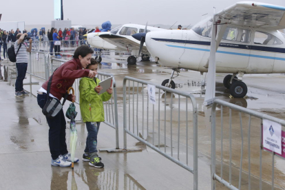 El momento de tregua de la lluvia sirvió para visitar con calma la exposición de avionetas.