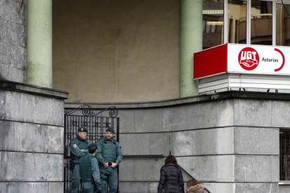 La Guàrdia Civil va escorcollar ahir la seu del sindicat UGT a Oviedo.