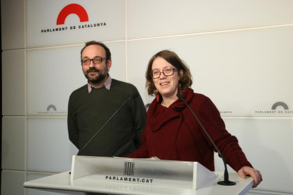 Los diputados de la CUP, Benet Salellas y Eulàlia Reguant.