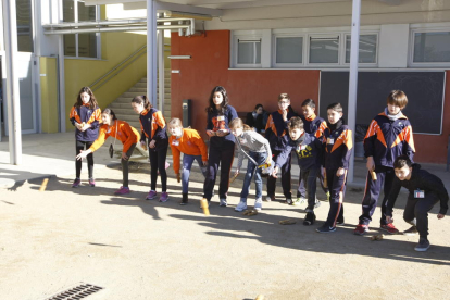 Los alumnos italianos y letones de visita en Balàfia conocieron juegos tradicionales como las “bitlles”.