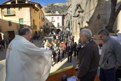 Dos imágenes de Sant Antoni en Lleida ciudad: bendición de mascotas y venta de panes y ‘tortells’ en la iglesia de la Puríssima Sang.