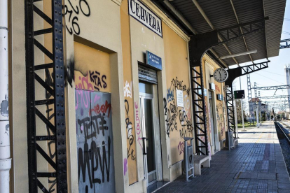 La façana de l’estació de tren de Cervera, infestada de grafitis.