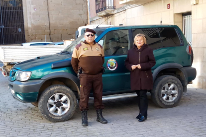 El guarda rural d’Almenar amb l’alcaldessa, Teresa Malla.