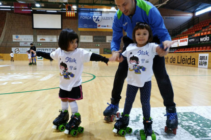 A la imatge, els onze nens i nenes que van prendre part en la primera sessió al costat dels seus improvisats entrenadors.