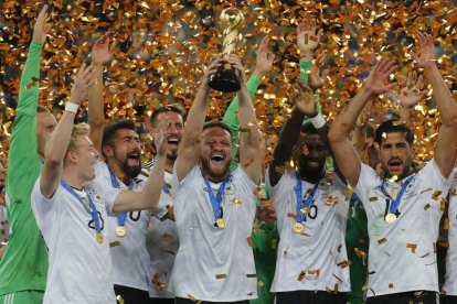 Jugadores de la selección de Alemania festejan el título de la Copa Confederaciones que ganaron ayer.