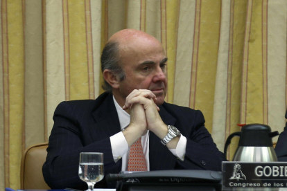 El ministre d'Economia, Luis de Guindos, durant la seua compareixença avui en la comissió corresponent del Congrés dels Diputats