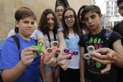 Estudiantes del Col·legi El Carme de La Bordeta, ayer en el Eix Comercial de Lleida, usando sus “spinners” durante una excursión. 