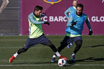 Messi i Arda Turan, en un dels entrenaments del Barcelona d’aquesta setmana.