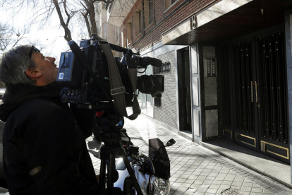 Medios de comunicación ante el portal del edificio donde se produjeron las muertes en Madrid.