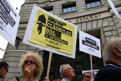 Una protesta por las cláusulas suelo delante del Banco de España.