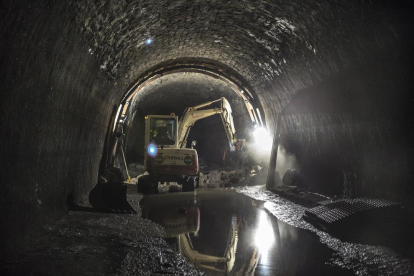 Obres de reparació a contrarellotge al túnel de Montclar