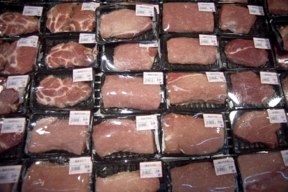 Carn de porc a la venda en un supermercat.