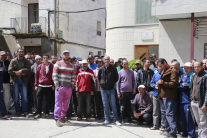 Un grupo de temporeros concentrados ayer en La Granja d’Escarp.