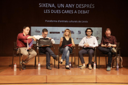 Representants de la plataforma d’entitats culturals de Lleida, ahir davant del Museu de Lleida.