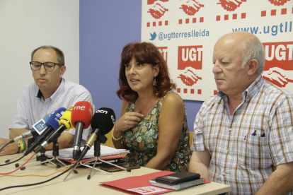 Aspirants i professors d’autoescola esperaven ahir al matí davant de la seu de la DGT a Lleida per intentar examinar-se.