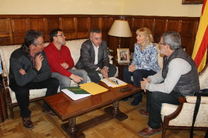 Moment de la reunió entre Inma Manso, Josep Segura, Pere Roqué, Joan Segura i Enric Dalmau.