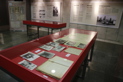 Documentación histórica en vitrinas y plafones explicativos en la muestra del Arxiu Històric de Lleida.