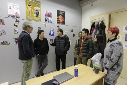 Fèlix Larrosa y miembros de compañías de la asociación TTP, ayer en el local de la Casa dels Artistes.
