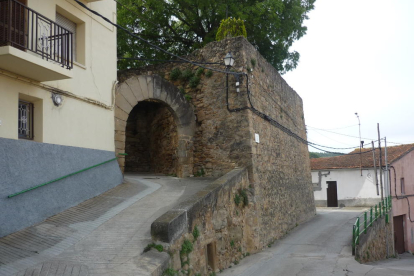La arcada del siglo XVI que servía de entrada al pueblo. 
