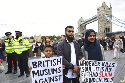 Cientos de personas de todas las religiones guardaron un minuto de silencio ante el Puente de Londres. por las víctimas.