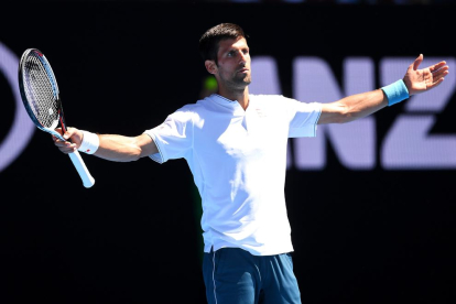Novak Djokovic es lamenta després de fallar un punt davant de l’uzbek Denis Istomin.