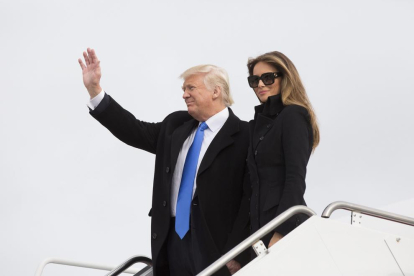 Trump y su esposa, Melania, llegando a Washington.