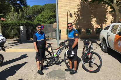 Dos miembros del cuerpo de la policía local de Fraga con las bicicletas eléctricas.