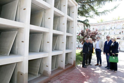 La visita al departament Verge de Montserrat del cementiri de Lleida.
