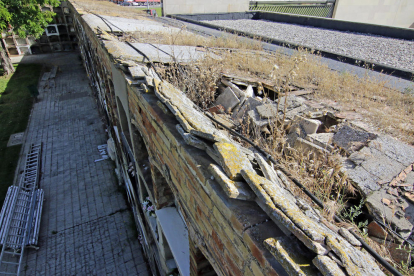 Vista de parte del tejado, derrumbado y con un gran agujero en el que se aprecia el desplome interior.