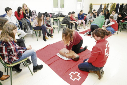 Una de las sesiones formativas impartidas por Creu Roja a alumnos de tercero de ESO del colegio Sagrada Família.