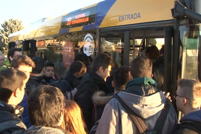 Alumnes pujant a l’autobús a la Caparrella.