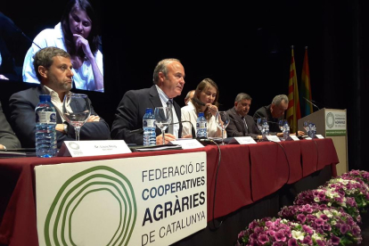 Ramon Sarroca, al costat de la consellera Meritxell Serret, es dirigeix a l’assemblea de la FCAC.
