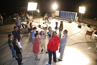 El director, Román Parrado, donant instruccions als actors en un moment del rodatge al Magical.