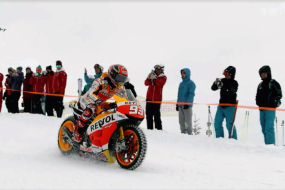 Marc, fent un cavallet sobre la neu de l’estació de Kitzbühel.